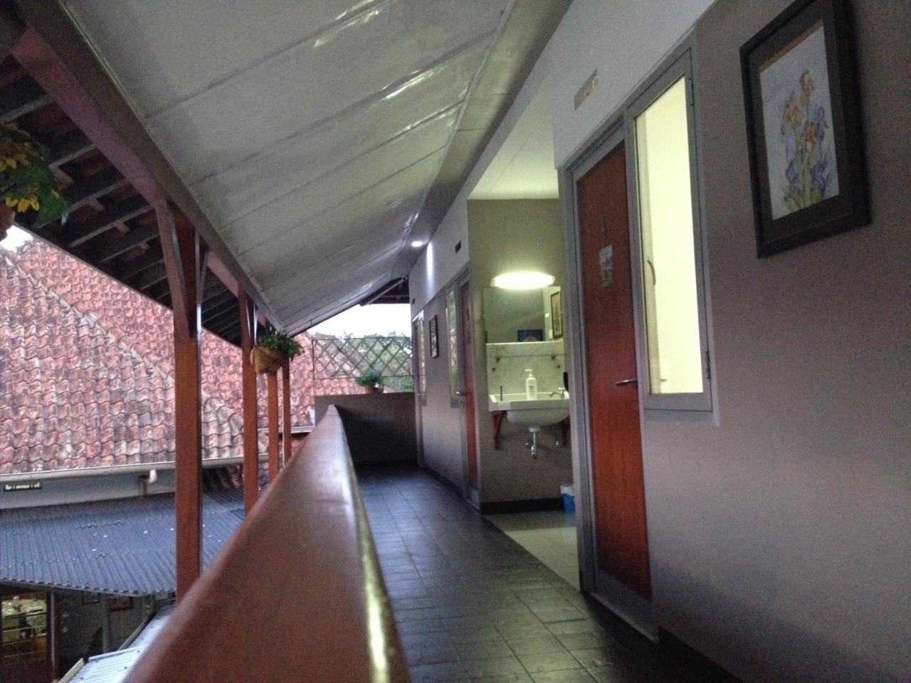 De Riau Guesthouse Bandung Eksteriør bilde