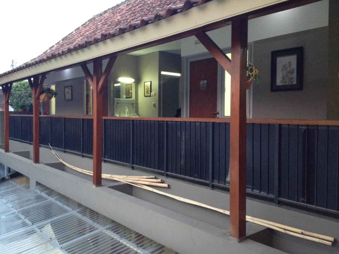De Riau Guesthouse Bandung Eksteriør bilde