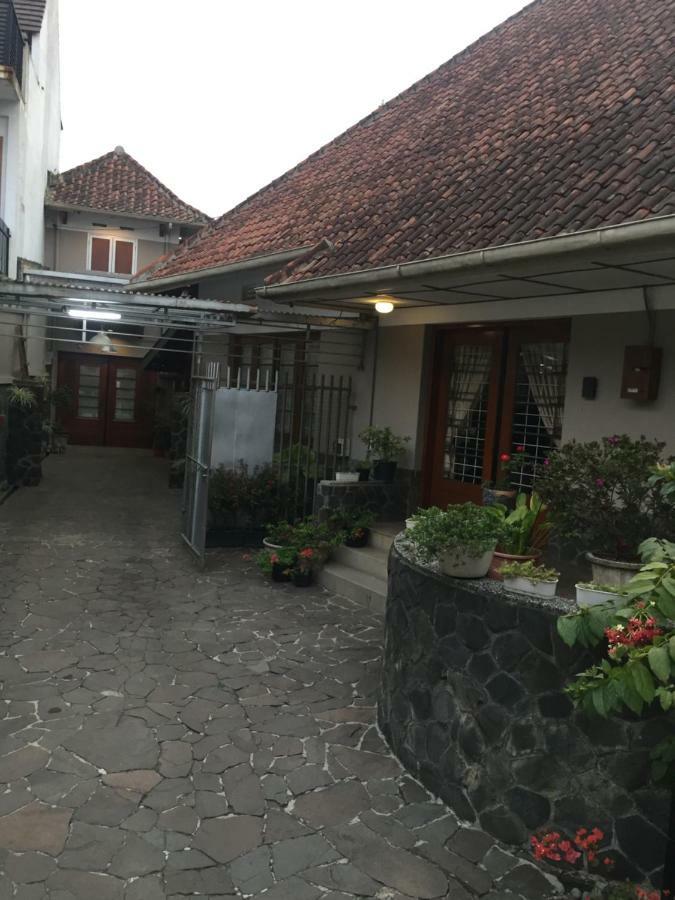 De Riau Guesthouse Bandung Eksteriør bilde