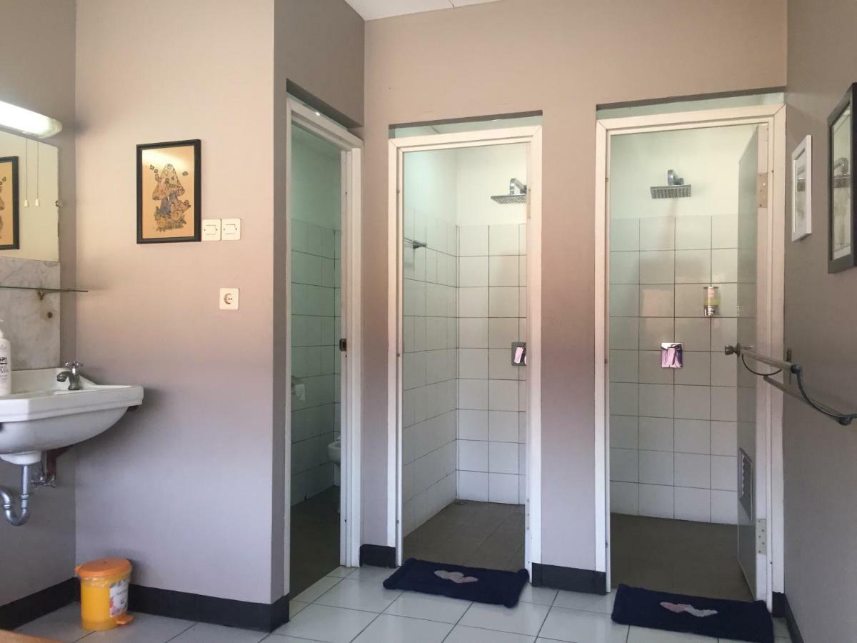 De Riau Guesthouse Bandung Eksteriør bilde